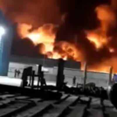 В Ульяновске несколько часов борются с пожаром в цехе предприятия по производству моек