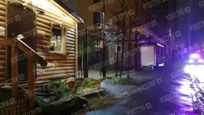 Машина врезалась в лавку на территории храма Андрея Рублева в Москве