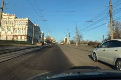 В Курске на улице Сонина начали ремонтировать дорожное покрытие