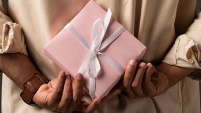 Как женщине получить от мужчины дорогой подарок — советы психолога