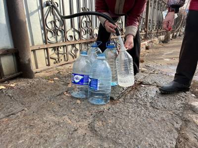 «Вонь невыносимая». Жители Троицка не могут использовать воду из-под крана - znak.com - Троицк