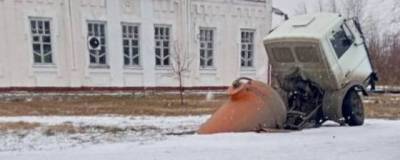 В новосибирском городе Купино под землю ушла ассенизаторская машина