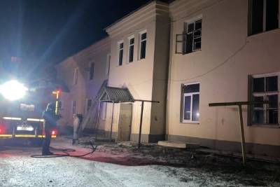 Пожарные спасли 11 человек из горящего дома в Реже