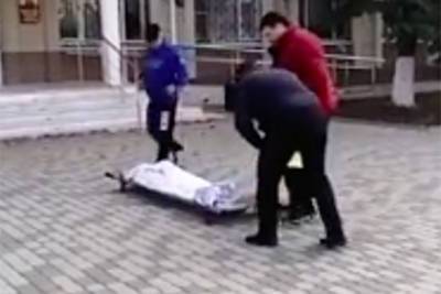 Появление тела умершей женщины у мэрии Тимашевска вылилось в уголовное дело - lenta.ru - Краснодарский край - Тимашевск