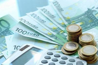 Курс евро стабилен к доллару в ожидании статистики по деловой активности в еврозоне
