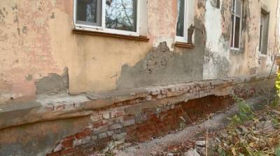 Пенсионерка сообщила о разрушении стены дома на улице Воровского