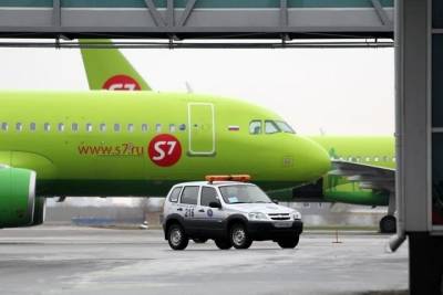 Машина с едой врезалась в самолет в новосибирском аэропорту