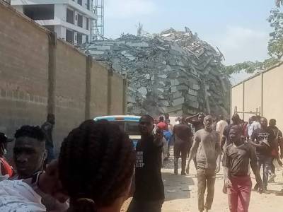 В Нигерии десятки людей продолжают оставаться под завалами обрушившейся многоэтажки и мира