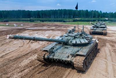 "На границе с Украиной": Politico опубликовало фото российских танков под Смоленском