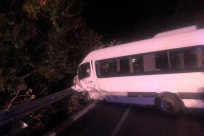 Девятка врезалась в микроавтобус в Сочи, погибли два человека