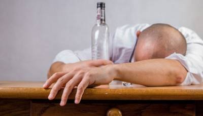 Нарколог прокомментировал идею Собчак продавать спиртное только людям с высшим образованием