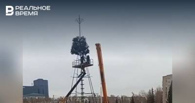 В Альметьевске начали устанавливать центральную новогоднюю елку