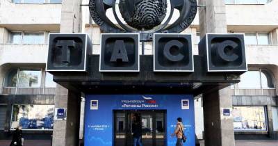 Художница разбила окна у центрального входа здания ТАСС в Москве