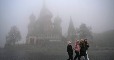 Москвичам порекомендовали из-за тумана стать заметнее