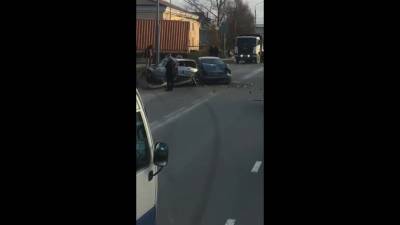 Жесткое лобовое столкновение раскурочило автомобили на Холмском шоссе