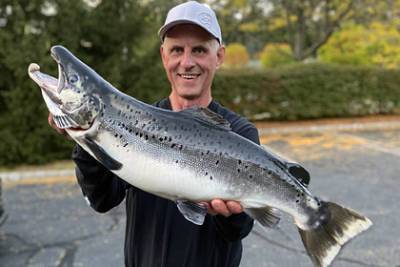 Рыболов поймал огромного лосося и установил новый рекорд