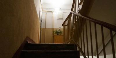 Житель Казани спустил с лестницы женщину, проводившую перепись населения