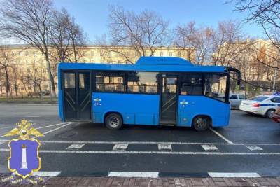 В центре Ульяновска при посадке в автобус упала пассажирка. Пострадавшая госпитализирована