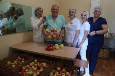 Мичуринские медики передали яблоки своим коллегам в тамбовский областной COVID - центр