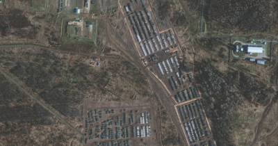 Спутниковые снимки подтвердили: РФ наращивает войска недалеко от северной границы с Украиной (фото)
