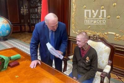 Лукашенко вручил Роме Когодовскому орден и провел экскурсию по своему кабинету