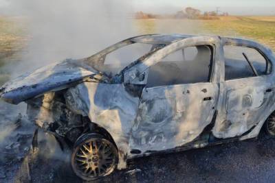 При лобовом столкновении в Россошанском районе автомобиль «Рено» выгорел дотла