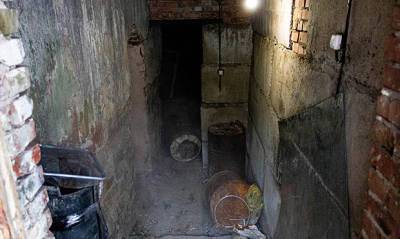 В Новосибирске скончался слесарь, провалившийся в яму с кипятком