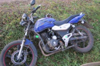 Мотоциклист в Крестцах рухнул в кювет