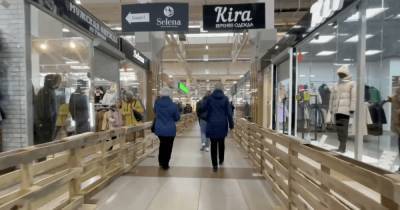 Торговый центр сделал деревянный «загон» для людей без QR-кодов