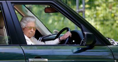 Королеву Елизавету II заметили за рулем Jaguar