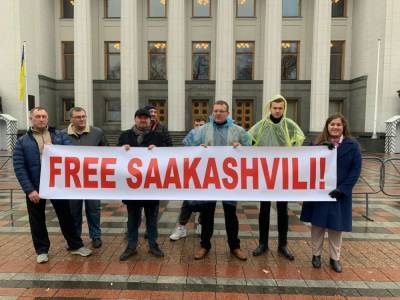 Сотрудники офиса реформ вышли под Раду с плакатом Free Saakashvili. Видео