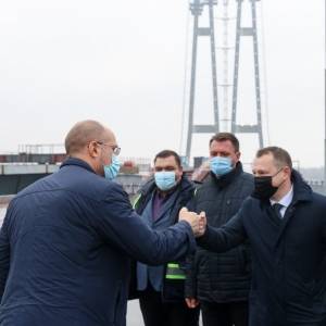 В Запорожье премьер-министр осмотрел ход строительства мостов. Фото