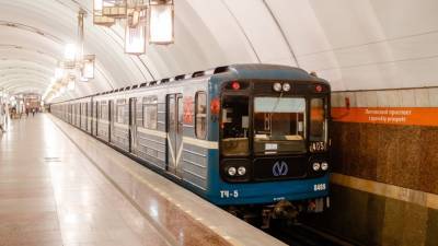 В метро Петербурга мужчина упал на рельсы. Пассажиры жалуются на сбой в движении по красной ветке