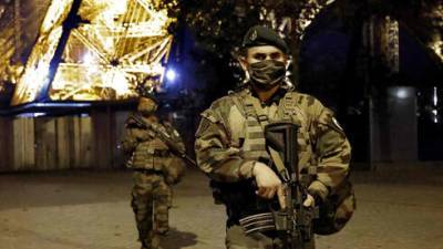 Крикнул "Аллах акбар" и набросился на охранников с ножом: инцидент в Париже