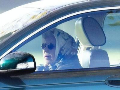 Королева Елизавета II проехалась за рулем "Ягуара" по территории своей резиденции