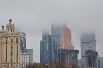 Туман над столицей сняли на видео из башни Москва-Сити