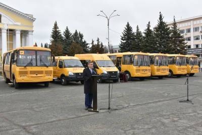 Глава Марий Эл вручил школам ключи от новых автобусов