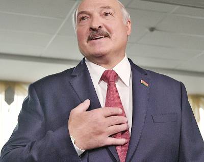 Лукашенко посадил школьника в свое кресло и рассказал об особенностях работы президента