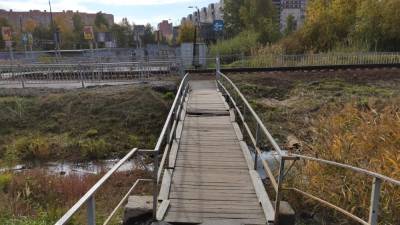 Жители Петербурга пожаловались на нежелание властей чинить мост на станции Яхтенной