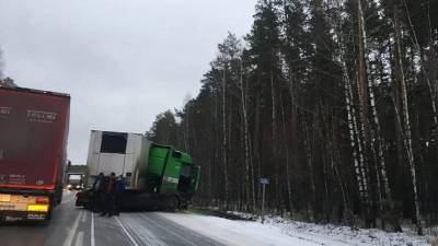 В Челябинской области на трассе М5 возникла пробка из-за ДТП с участием фуры