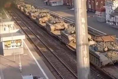 Российские танки с защитой от ПТРК Javelin и БПЛА перебрасываются в направлении Украины
