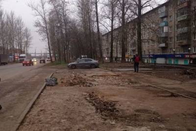 В Ярославле вместе с цветочным ларьком снесли остановочный комплекс