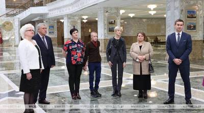 ФОТОФАКТ: Рома Когодовский и спасшие его медики побывали на экскурсии во Дворце Независимости