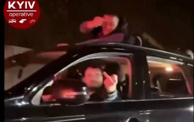В Киеве компания катала друга на крыше авто