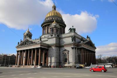 Почему храмы Петербурга решили не вводить QR-коды и другие ограничения