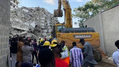 В результате обрушения здания в Нигерии, погибли по меньшей мере десять человек. Спасатели продолжают поиски выживших - unn.com.ua - Украина - Киев - Нигерия - Лагос