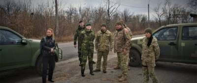Делегация из Швеции осмотрела разрушенную российскими боевиками инфраструктуру в Авдеевке
