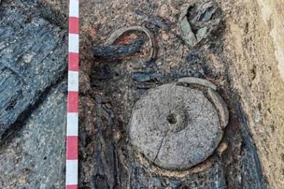 Псковские археологи обнаружили старинные жернова мельницы