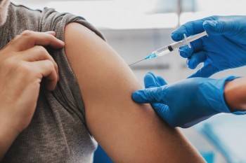 Попасть на плановый прием ко врачу можно только после полного курса вакцинации
