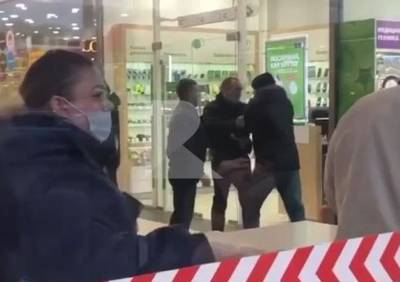 В Рязани мужчина начал драку с охранником ТРЦ «Премьер» из-за QR-кода